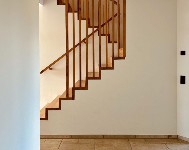 Holztreppe Naturstein Eingang Landhausstil