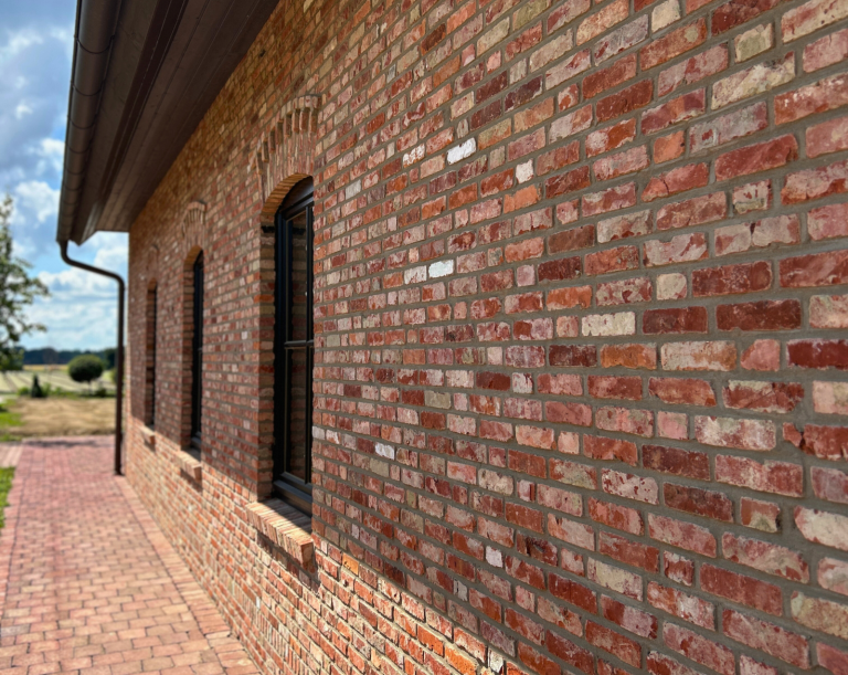 Fassade Einfamilienhaus Abbruchklinker Frankreich moderner Landhausstil