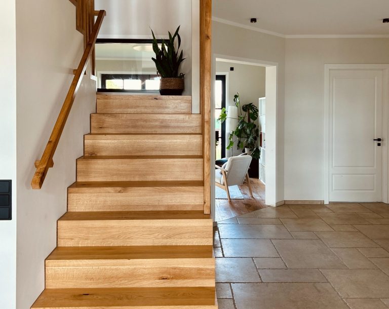 Holztreppe Eingangshalle Naturstein modernes Einfamilienhaus