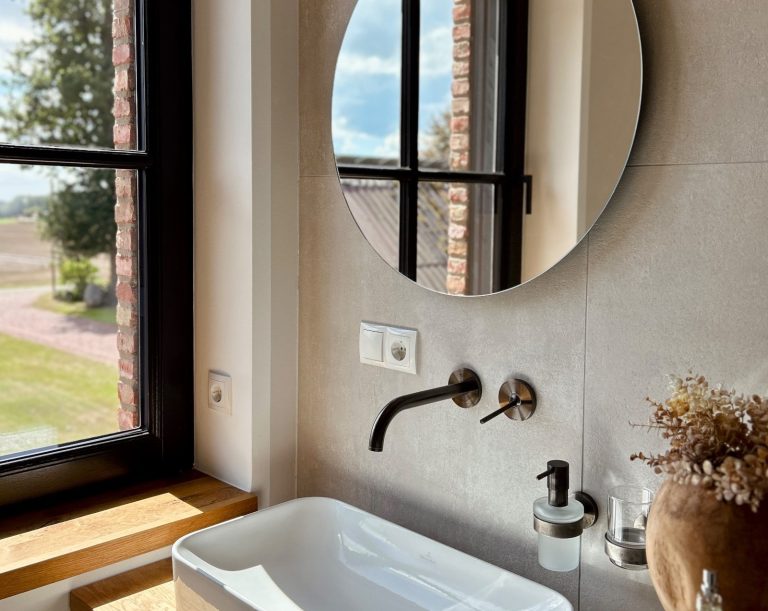 Schwarze Unterputzarmatur modernes Bad Design