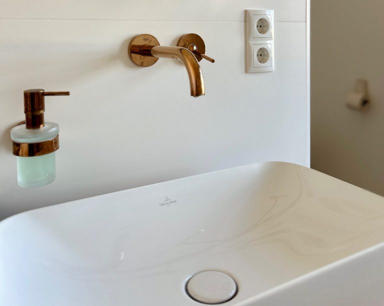 Waschtisch Unterputzarmatur minimalistisches Badezimmer