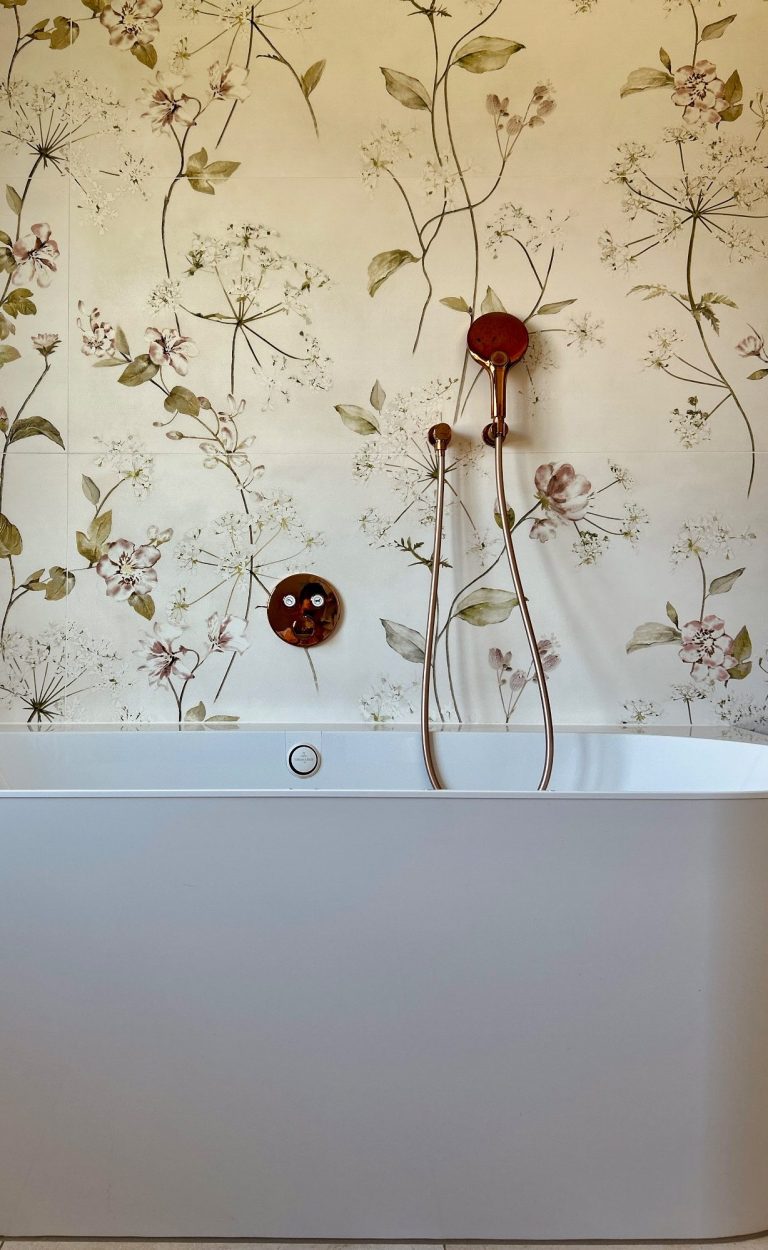 Badezimmer mit freistehender Badewanne modernes Wohnhaus
